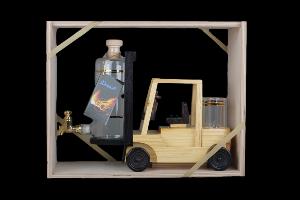 Detesk Švestka 40% 0,35l (dárkové balení vysokozdvižný vozík dřevěný)