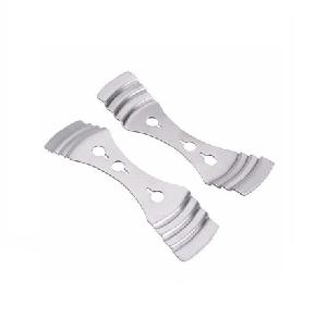 Kovový fixátor knotu